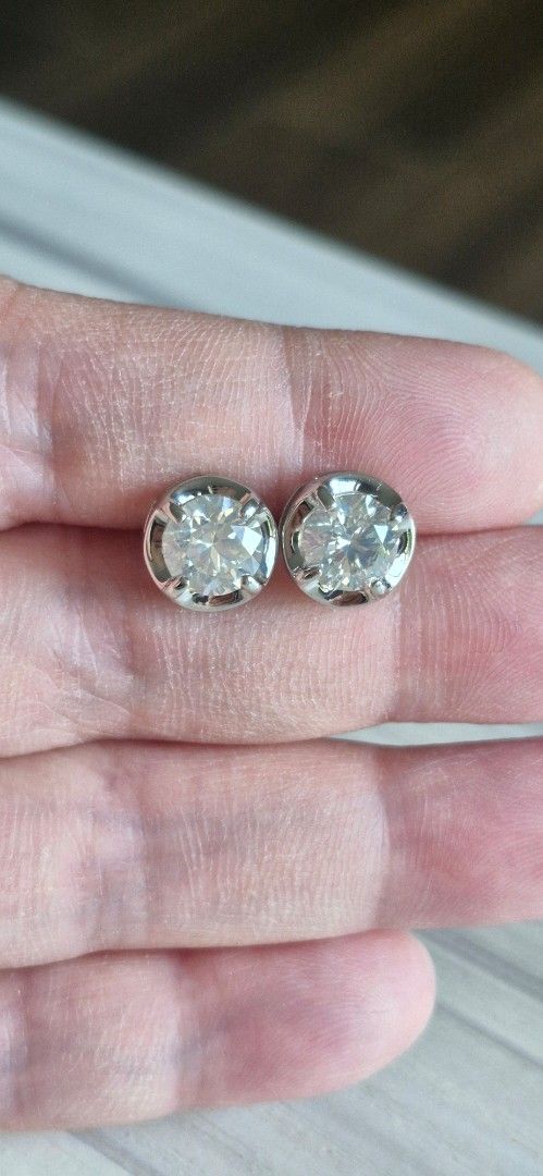Natural Diamond 3 carats stud Earrings (Category: Earrings) located in Manila. Submitted by p.ares (Listing ID 1465179730, Image 3). Description: - Total Carat Weight: 3.00 ctw (1.50ct per stone, marked on report) - Cut/Shape: Round brilliant cut natural diamonds - Setting: Classic solitaire enlarger with secure prongs - Metal: PT900 platinum - Certification: Diamond Pro Service Report #02145946 - Condition/Inclusions: Clear stones with exception