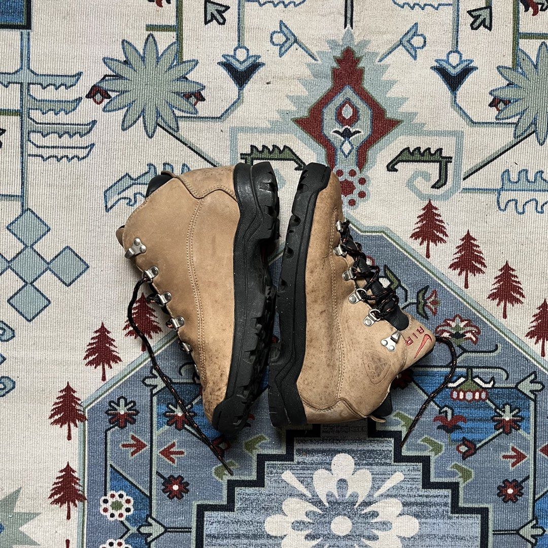 NIKE ACG Regain Boots (Category: Boots) located in Manila. Submitted by dot.niel (Listing ID 1465305131, Image 2). Description: Vintage Nike Air ACG Regain Boots Has some stains but still in good condition 2500 shipped.