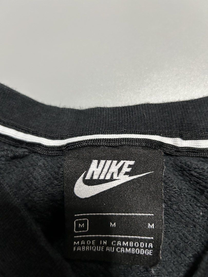 Nike alumni crewneck (authentic) (Category: Hoodies) located in Trece Martires City. Submitted by flip_flips (Listing ID 1465338722, Image 3). Description: Nike alumni crewneck (authentic) -Medium on tag -Dimes: 22 width 25 length -Excellent condition -9.5/10 color rate -issue: none.