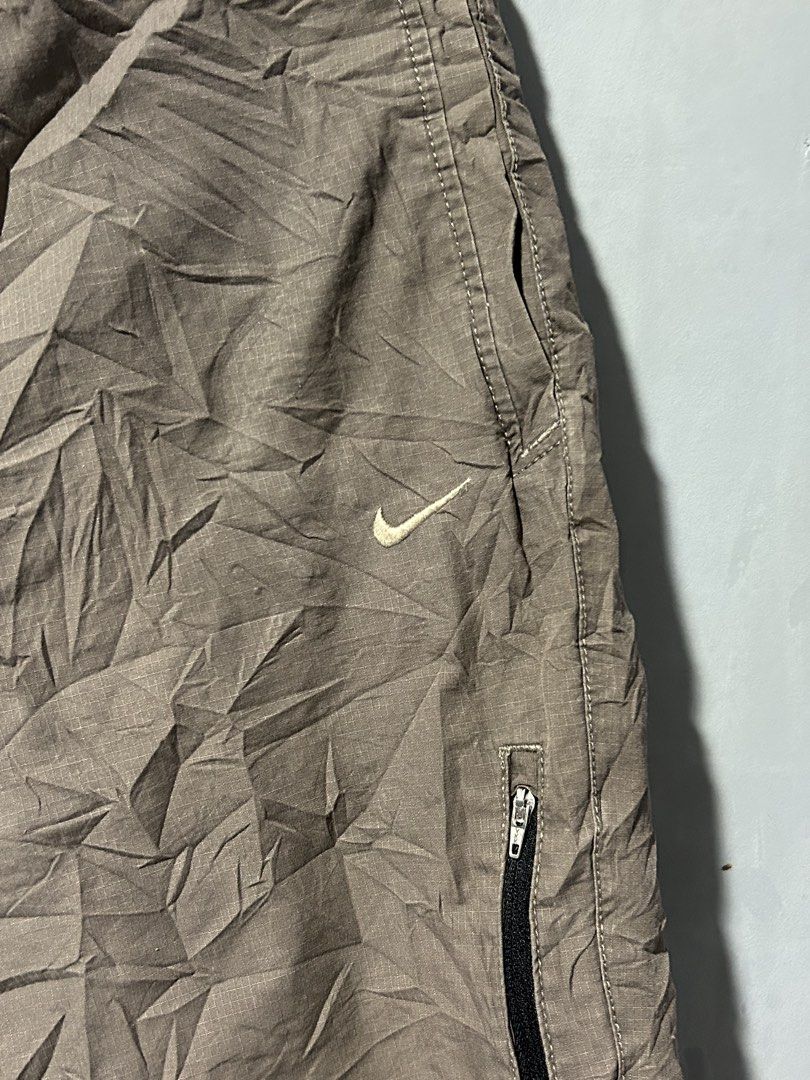Nike Brown Cargo Shorts Size L (Category: Shorts) located in San Simon. Submitted by ericdeinla69664 (Listing ID 1465208646, Image 2). Description: - Brand: Nike - Size: L - Color: Brown - Material: 100% cotton with durable ripstop texture - Features: Built-in adjustable black web belt with buckle closure, secure zippered pocket on the left leg, and embroidered front Swoosh logo - Care: Machine washable - Origin: Made in China.
