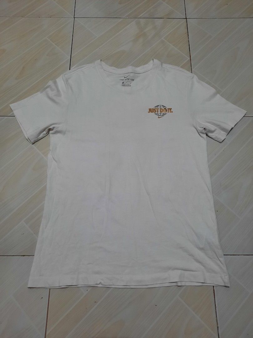 nike country graphic shirt (Category: Tshirts & Polo Shirts ) located in Tarlac. Submitted by thryftstash (Listing ID 1465349823, Image 3). Description: dimes: 26 - 18.5 M on tag issue: last pic (minimal cracks) sf not included tarlac loc j&t and lbc courier.