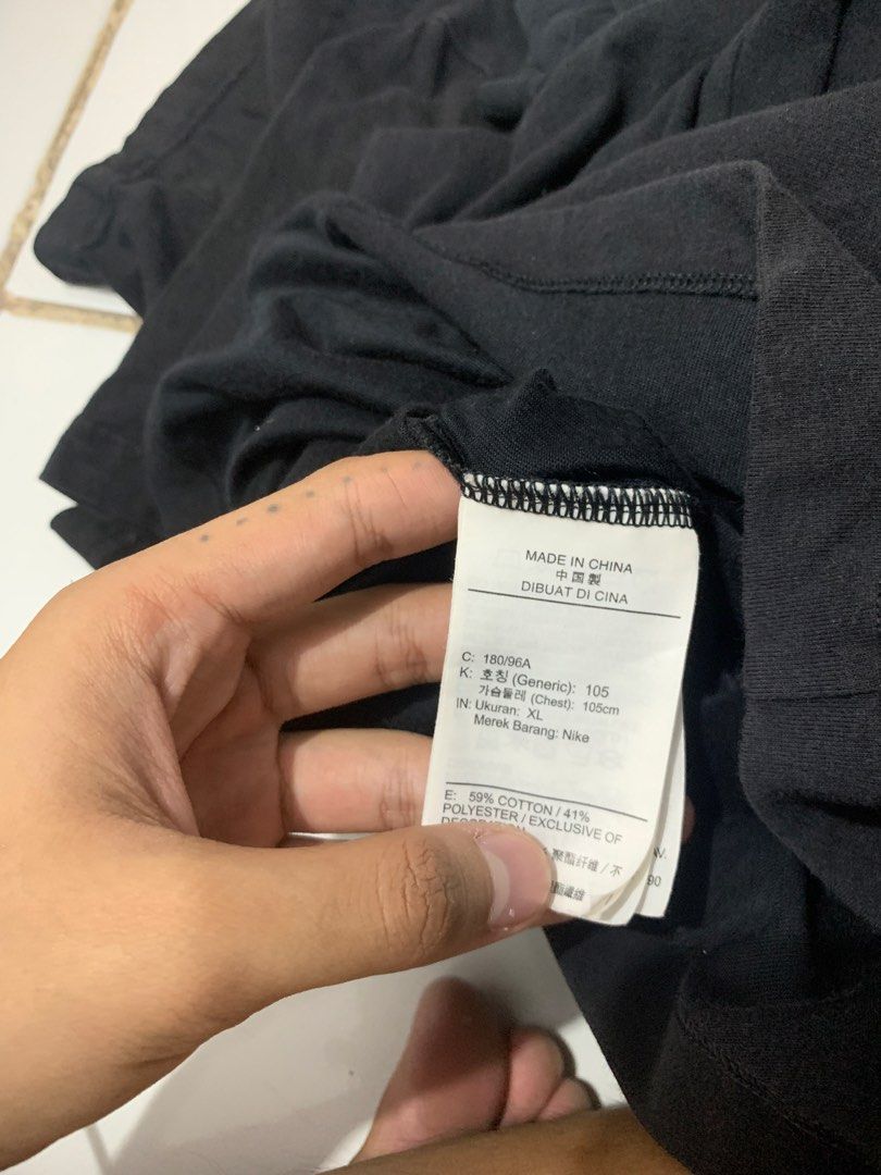 Nike hoodie (Category: Hoodies) located in Quezon City. Submitted by hustle_mind (Listing ID 1465313631, Image 3). Description: Authentic no issue 22x27.5.