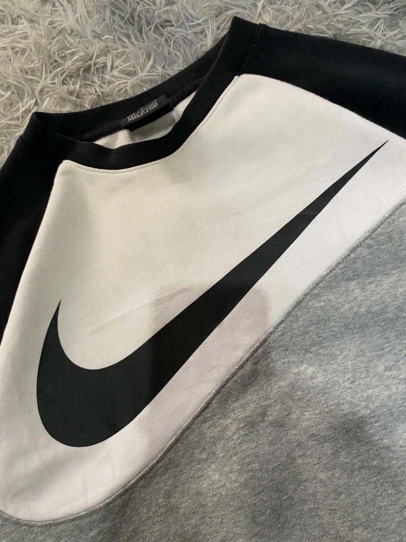 Nike Longsleeve (Category: Coats, Jackets and Outerwear) located in Manila. Submitted by aize2thrft (Listing ID 1465282722, Image 2). Description: NIKE SWOOSH LONGSLEEVE LIKE NEW CONDITION COMPLETE TAGS NO ISSUE 26/23.