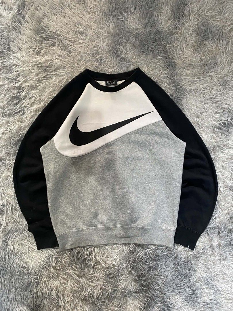 Nike Longsleeve (Category: Coats, Jackets and Outerwear) located in Manila. Submitted by aize2thrft (Listing ID 1465282722, Image 1). Description: NIKE SWOOSH LONGSLEEVE LIKE NEW CONDITION COMPLETE TAGS NO ISSUE 26/23.