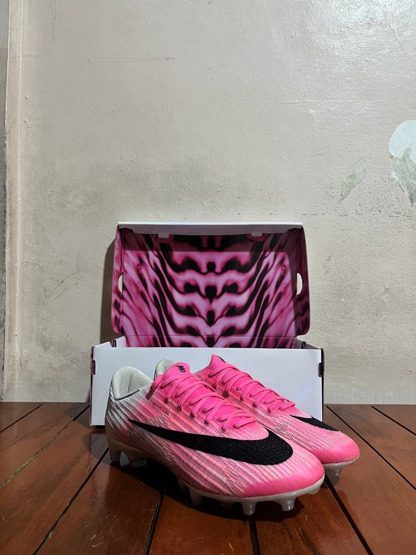 Nike Mercurial Superfly 11 Elite AG-Pro (Category: Casual Shoes) located in Imus. Submitted by clarkcajilig (Listing ID 1465192515, Image 3). Description: Selling my Nike Mercs Size: 8.5 US Purchased from Nike app in June (see last picture for proof) Complete with shoe bag and extra insoles Price: ₱7,000 RFS: Bought a new pair of cleats Issue: No issue, just turf dirt and a few scratches. Won’t affect performance. DM for more detailed pictures.