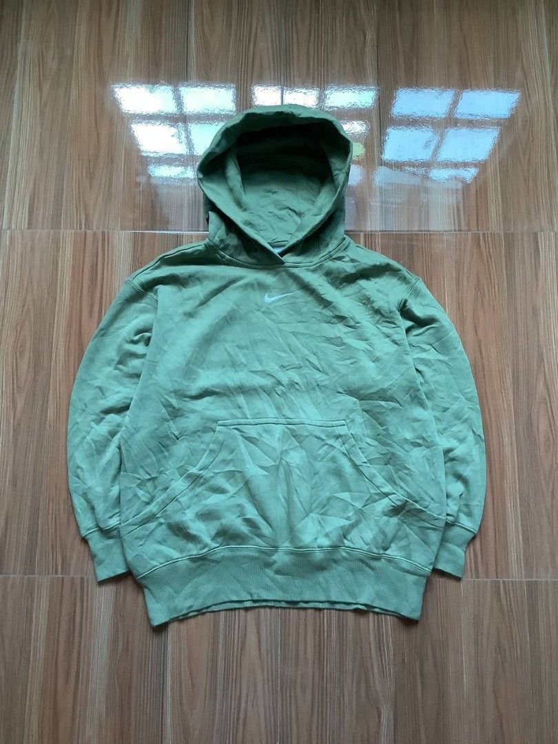 Nike Mid Swoosh Hoodie (Category: Coats, Jackets and Outerwear) located in Canaman. Submitted by stayhypethrifted (Listing ID 1465186367, Image 1). Description: .