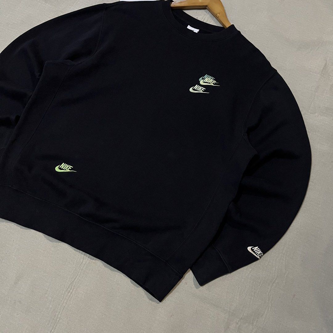 Nike Multi Logo Sweatshirt (Category: Coats, Jackets and Outerwear) located in Batangas. Submitted by reyr. (Listing ID 1465227578, Image 2). Description: Dimes: 23” width | 28” length Condition: Excellent Color rate: 9/10 Issue: unnoticeable scratch sa tagiliran.