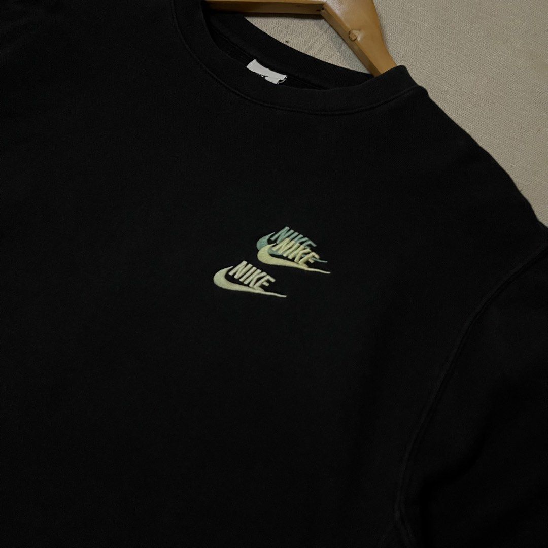 Nike Multi Logo Sweatshirt (Category: Coats, Jackets and Outerwear) located in Batangas. Submitted by reyr. (Listing ID 1465227578, Image 3). Description: Dimes: 23” width | 28” length Condition: Excellent Color rate: 9/10 Issue: unnoticeable scratch sa tagiliran.