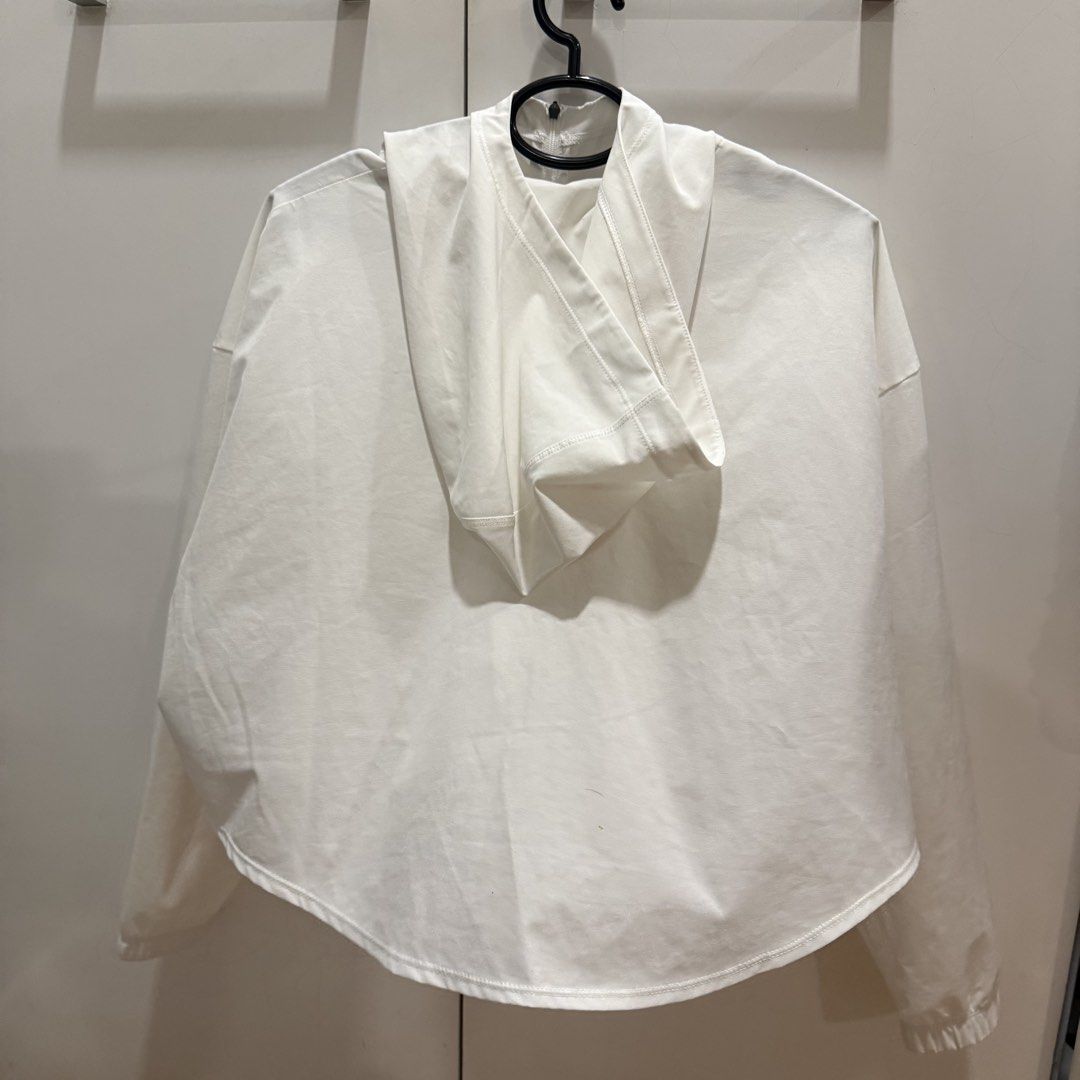 Nike One Women's Repel Jacket White (M) (Category: Coats, Jackets and Outerwear) located in Quezon City. Submitted by brief23 (Listing ID 1465289619, Image 3). Description: Nike One works for it all. Lightweight and flowy, this spacious jacket has a water-repellent finish and plenty of stretch for coverage and comfort through every activity BENEFITS The water-repellent finish helps keep you dry in wet weather. The mesh pocket bags help keep moist