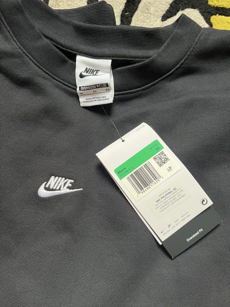 Nike Oversized Crewneck (Category: Coats, Jackets and Outerwear) located in Makati City. Submitted by threadsfordays (Listing ID 1465328820, Image 2). Description: Authentic Bnew with tags Size XL fits 2XL ₱1500 Mandaluyong area.