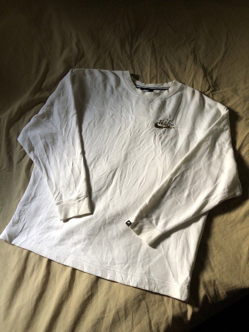 Nike SB Big logo back hit sweater (White) (Category: Coats, Jackets and Outerwear) located in Muntinlupa City. Submitted by josh_fitsnfinds (Listing ID 1465360116, Image 1). Description: good as brand new, no issues..