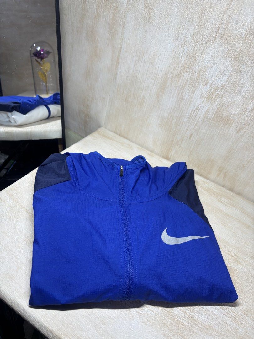 NIKE TWO TONE WINDRUNNER JACKET (Category: Coats, Jackets and Outerwear) located in Cabuyao City. Submitted by pormanation-thrift-store (Listing ID 1465193305, Image 2). Description: NIKE TWO TONE WINDRUNNER JACKET Condition: LIKE NEW Color rate: 10/10 (PWEDE SA MASELAN) Size: LARGE Dimes: 22”Wx28”L Issue: NONE❌ Price: 1500.