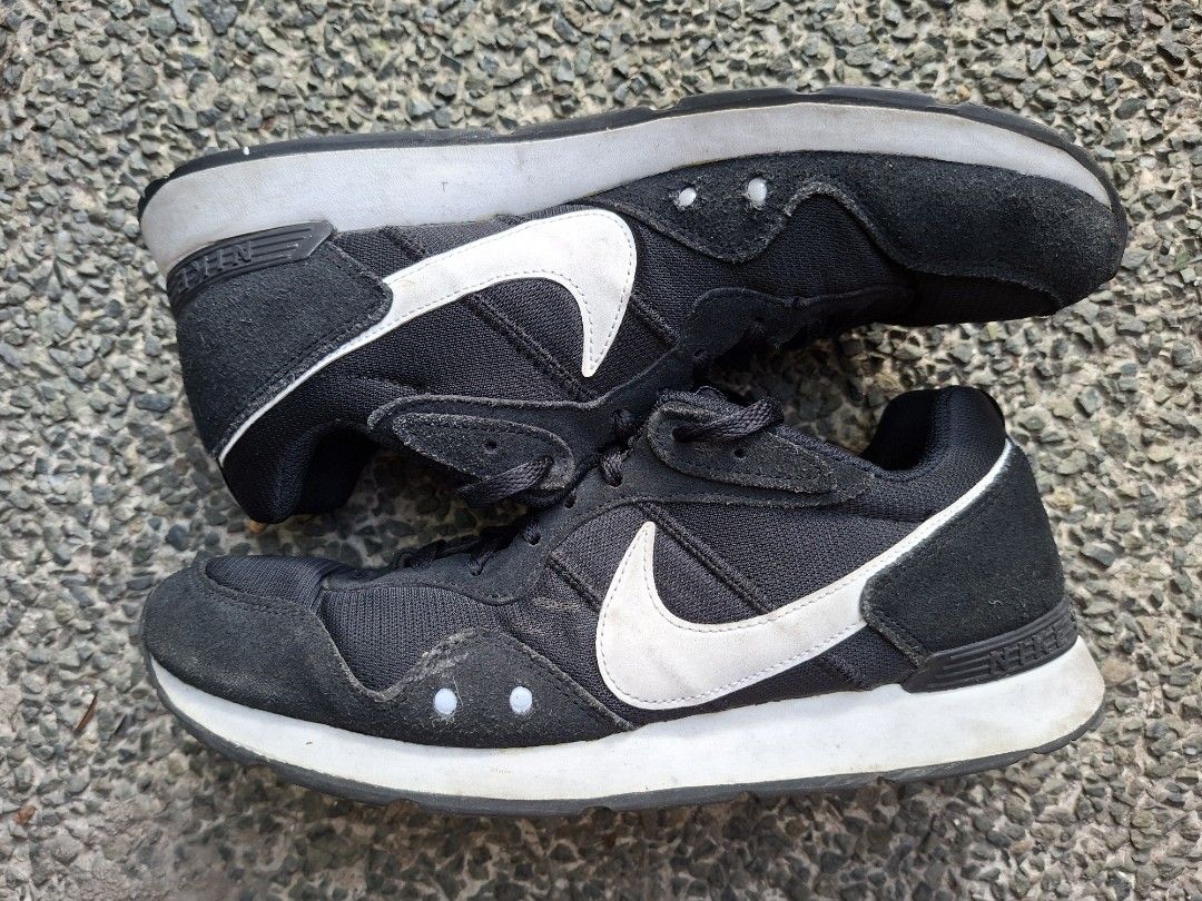 Nike Venture Runner Black White Sneakers (Category: Sneakers) located in Manila. Submitted by mjsa-09198306 (Listing ID 1465192413, Image 1). Description: Nike running size 11.5 US without box antipolo/QC area.