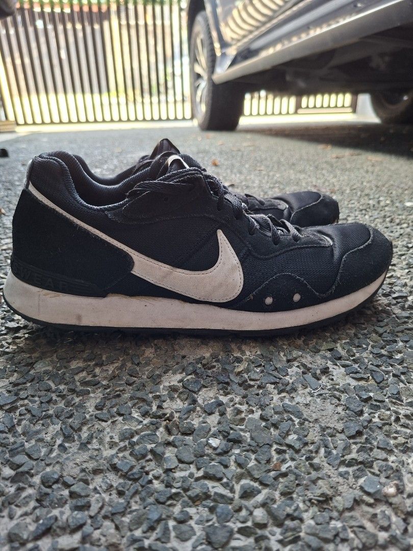 Nike Venture Runner Black White Sneakers (Category: Sneakers) located in Manila. Submitted by mjsa-09198306 (Listing ID 1465192413, Image 3). Description: Nike running size 11.5 US without box antipolo/QC area.
