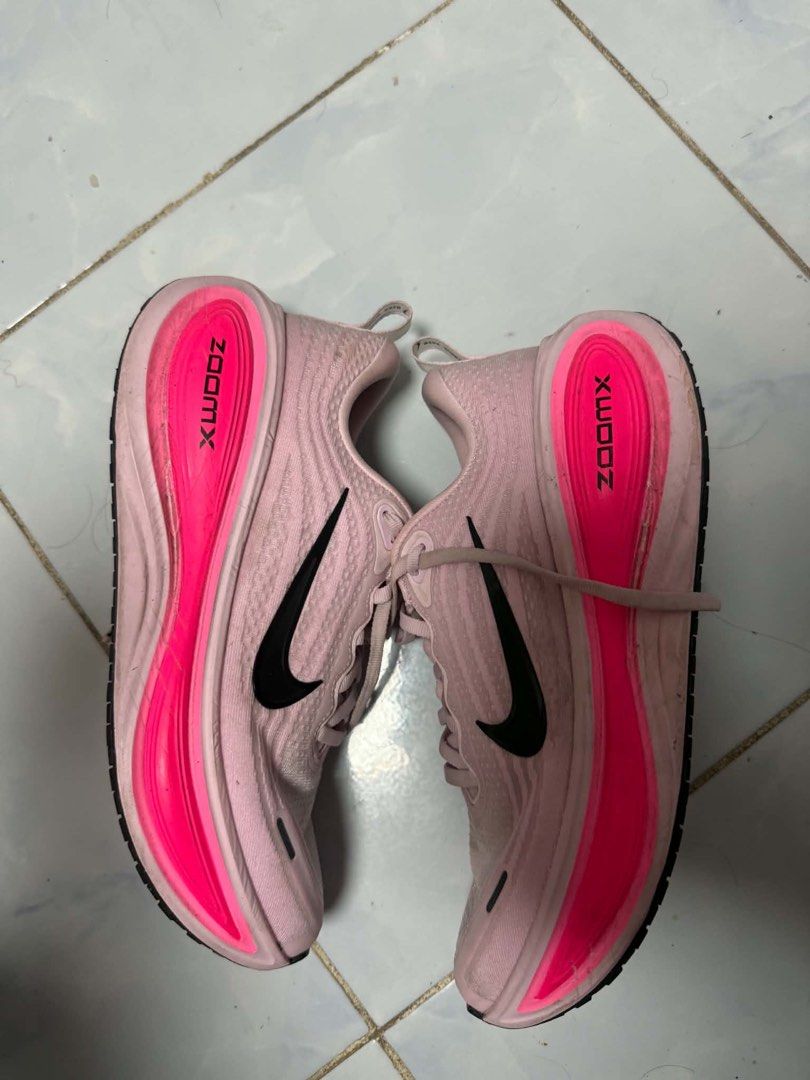 Nike Vomero Plus Pink Foam US8.5 (Category: Sneakers) located in Rodriguez. Submitted by mari_nella23 (Listing ID 1465219269, Image 2). Description: - Brand: Nike - Model/Type: Vomero Plus - Colorway: Pink foam - Cushioning: Maximum foam setup for high comfort - Outsole: Traction waffle pattern with plenty of tread life left - Condition: Laces intact, with some dirt marks on the mesh upper and midsole sides from previous runs Location: Montalban 