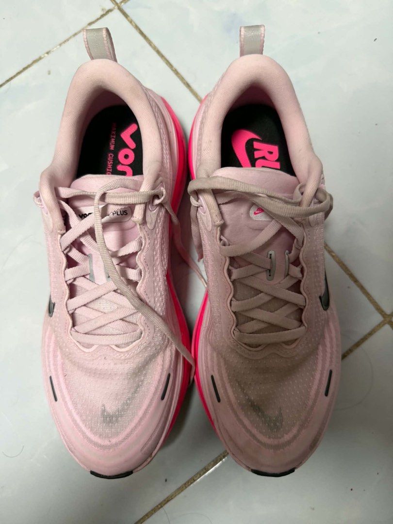 Nike Vomero Plus Pink Foam US8.5 (Category: Sneakers) located in Rodriguez. Submitted by mari_nella23 (Listing ID 1465219269, Image 1). Description: - Brand: Nike - Model/Type: Vomero Plus - Colorway: Pink foam - Cushioning: Maximum foam setup for high comfort - Outsole: Traction waffle pattern with plenty of tread life left - Condition: Laces intact, with some dirt marks on the mesh upper and midsole sides from previous runs Location: Montalban 