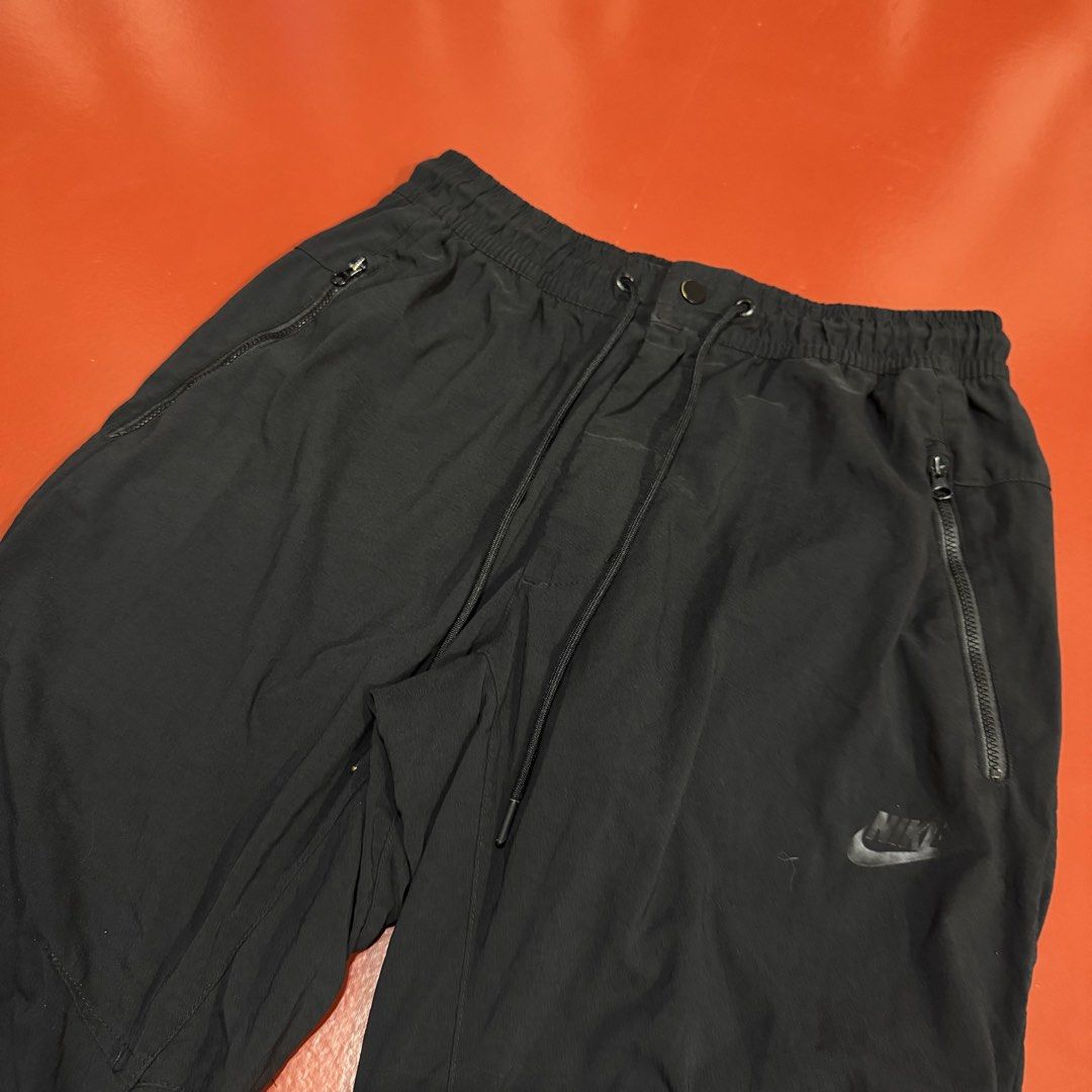 NIKE WOVEN PANTS (Category: Trousers) located in Pasig City. Submitted by buzzthrifty (Listing ID 1465308715, Image 2). Description: SIZE 28-32WAIST 36" LENGTH SIGNS OF USE LANG ALL GOODS PA .