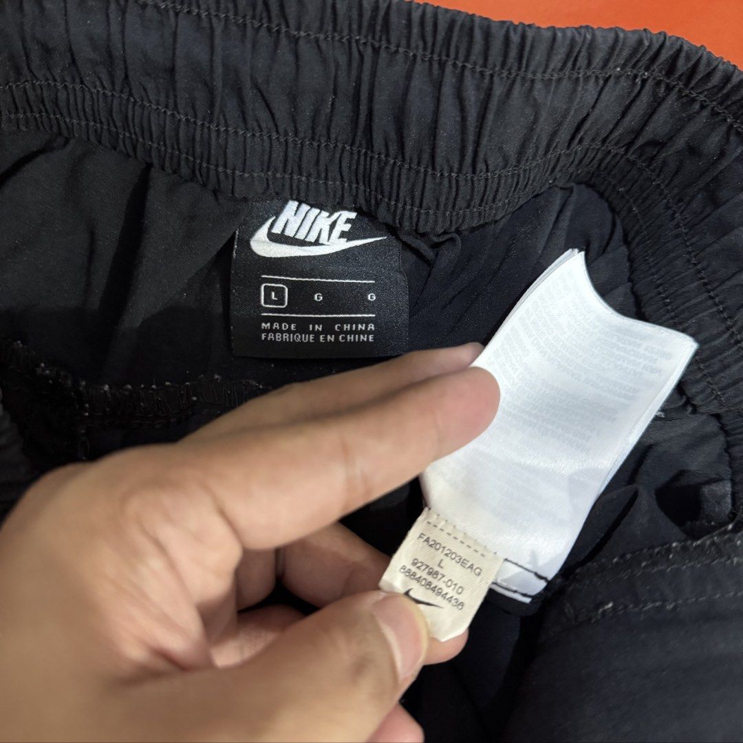 NIKE WOVEN PANTS (Category: Trousers) located in Pasig City. Submitted by buzzthrifty (Listing ID 1465308715, Image 3). Description: SIZE 28-32WAIST 36" LENGTH SIGNS OF USE LANG ALL GOODS PA .