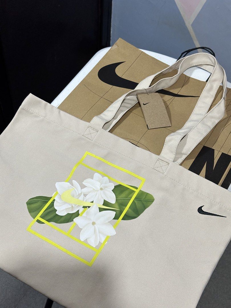 Nike x Alex Eala (Category: Tote Bags) located in Makati City. Submitted by yatche (Listing ID 1465217652, Image 2). Description: Nike x Alex Eala Limited Edition Tote Bag 🌼🎾🇵🇭 A limited-edition Nike tote celebrating Filipino tennis star Alex Eala, featuring tennis-inspired artwork beautifully combined with sampaguita floral elements. The natural beige color gives it a clean and versatile look, complemented by vibrant yellow-green accents and