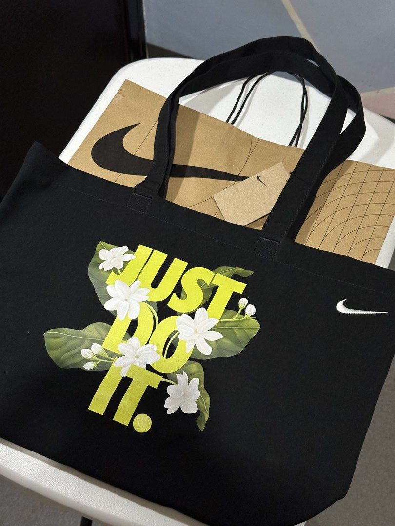 Nike x Alex Eala (Category: Tote Bags) located in Makati City. Submitted by yatche (Listing ID 1465218326, Image 2). Description: Nike By You x Alex Eala “In Full Bloom” Limited Edition Tote Bag A special-edition Nike tote inspired by Filipino tennis star Alex Eala. Featuring beautiful sampaguita floral artwork and tennis-inspired graphics, the design celebrates Alex’s Filipino heritage and her journey in the sport. Finished with the iconic Nike 
