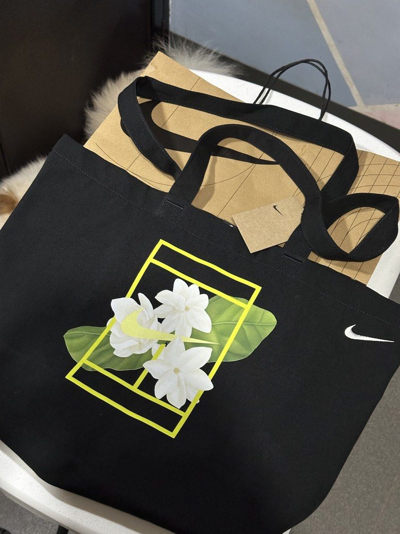 Nike x Alex Eala (Category: Tote Bags) located in Makati City. Submitted by yatche (Listing ID 1465218326, Image 1). Description: Nike By You x Alex Eala “In Full Bloom” Limited Edition Tote Bag A special-edition Nike tote inspired by Filipino tennis star Alex Eala. Featuring beautiful sampaguita floral artwork and tennis-inspired graphics, the design celebrates Alex’s Filipino heritage and her journey in the sport. Finished with the iconic Nike 