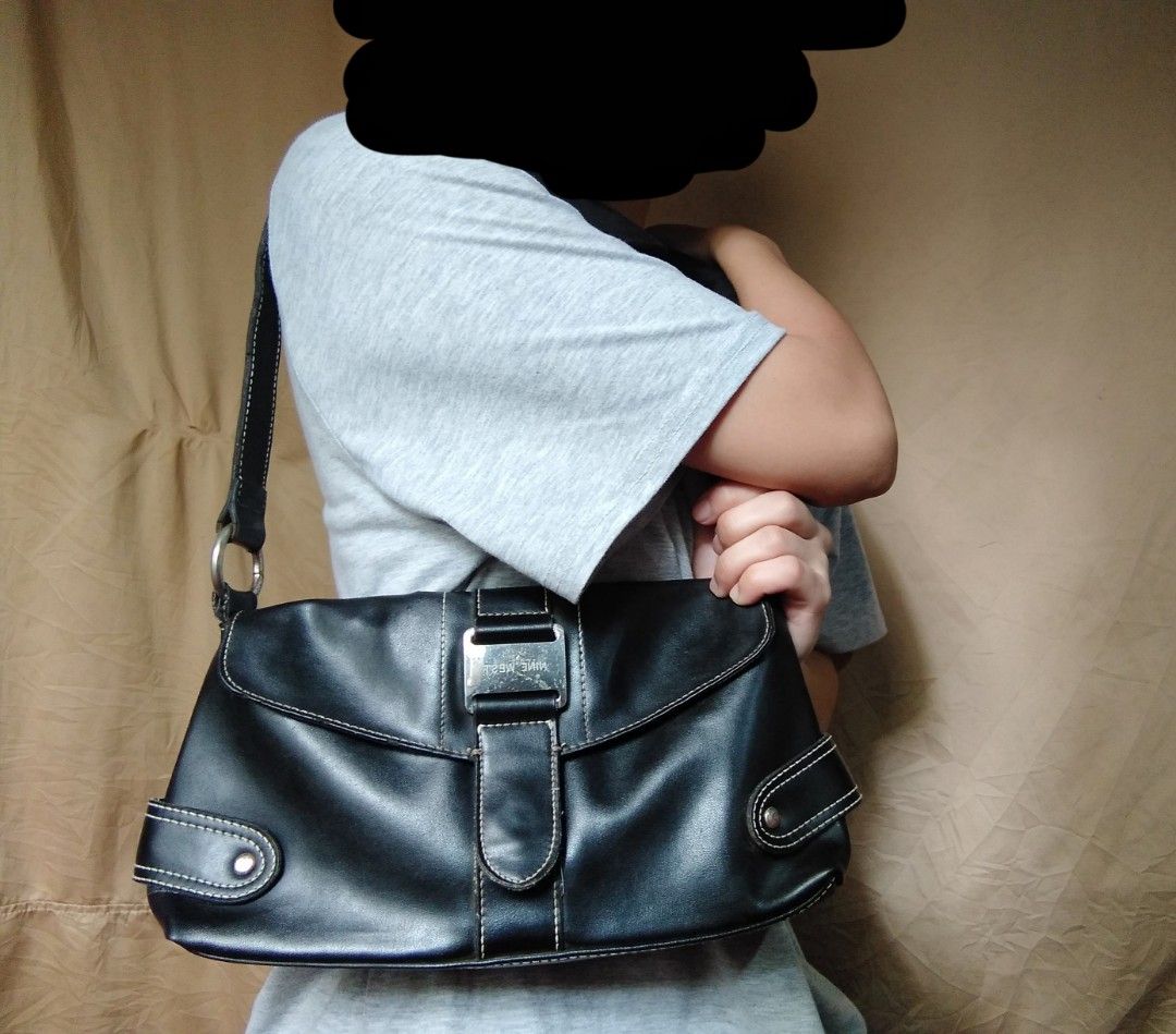 NINE WEST LEATHER SHOULDER BAG (Category: Shoulder Bags) located in Baguio. Submitted by blueclover.101800 (Listing ID 1462297038, Image 2). Description: 📌 ITEM DETAILS: Brand: Nine West Style: Classic Shoulder Bag / Vintage Kili-kili style, Classic vintage Y2K style Good condition, no issue po Dimensions: Approx. 13" x 6" (Perfect length for underarm/kili-kili wear) Condition: Preloved / Used but well-kept (No major flaws unless stated) PRICE &