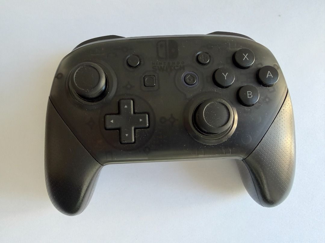 Nintendo Switch Pro Controller （分類：手掣）位於 Hong Kong。 由 etirex 提交（商品編號 1465239498，圖片 1）。簡介： - Official Nintendo Switch Pro Controller - Standard layout with responsive sticks - Ideal for docked play and long gaming sessions - Normal signs of use around grips and buttons - 100% fully functional。