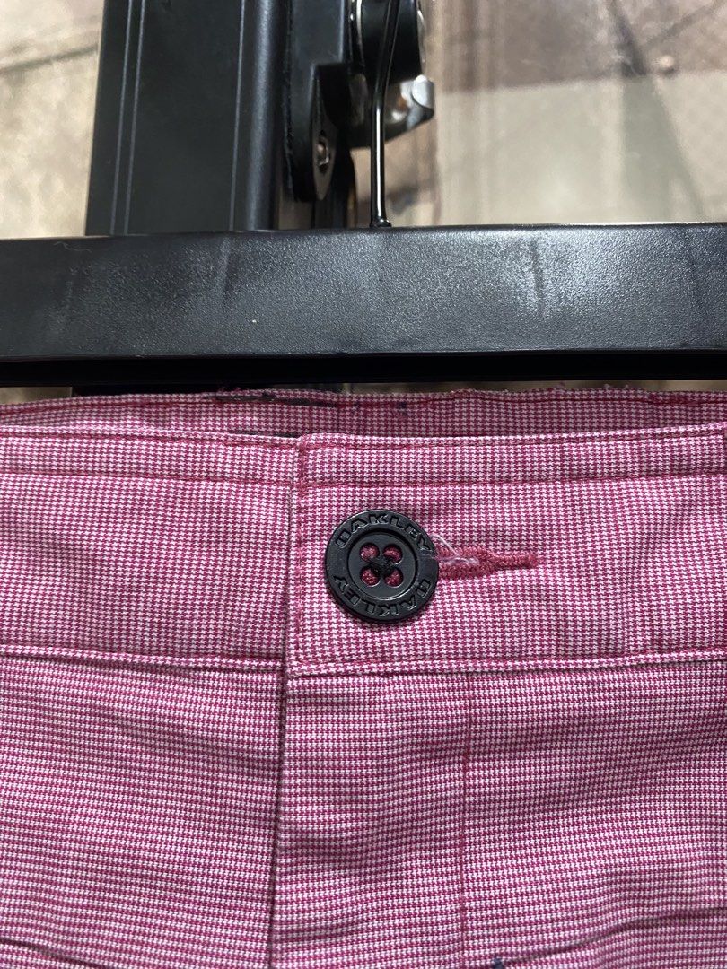 Oakley (Category: Chinos) located in Manila. Submitted by vizcarrach03925 (Listing ID 1465219975, Image 3). Description: .
