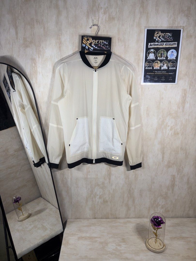 OAKLEY AIRTASTIC LIGHTWEIGHT ZIP UP JACKET (Category: Coats, Jackets and Outerwear) located in Cabuyao City. Submitted by pormanation-thrift-store (Listing ID 1465194257, Image 2). Description: OAKLEY AIRTASTIC LIGHTWEIGHT ZIP UP JACKET Condition: LIKE NEW Color rate: 10/10 (PWEDE SA MASELAN) Size: MEDIUM Dimes: 20.5”Wx 26”L Issue: NONE❌ Price: 2500.