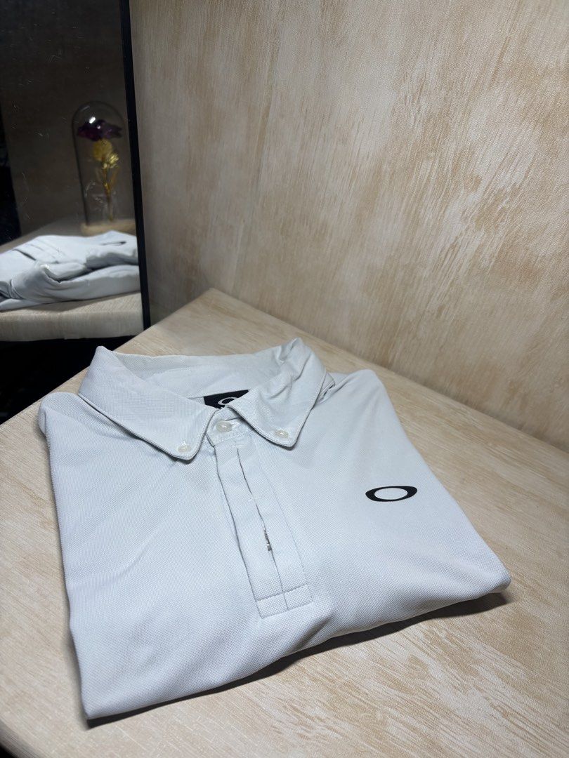 OAKLEY PERFORMANCE FIT POLO SHIRT (Category: Tshirts & Polo Shirts ) located in Cabuyao City. Submitted by pormanation-thrift-store (Listing ID 1465196745, Image 2). Description: OAKLEY PERFORMANCE FIT POLO SHIRT Condition: EXCELLENT Color rate: 9.5/10 Size: LARGE Dimes: 23”Wx27-28”L Issue: NONE❌ Price: 1500.