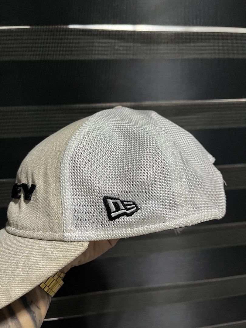 OAKLEY X NEW ERA CREAM (Category: Caps & Hats) located in Iloilo. Submitted by thrift2cali (Listing ID 1465172159, Image 2). Description: OAKLEY COLLAB NEW ERA TRUCKER ISSUE : CHANGE NYO NLANG YUNG STRAP COLOR RATE : 9.8 / 10 .