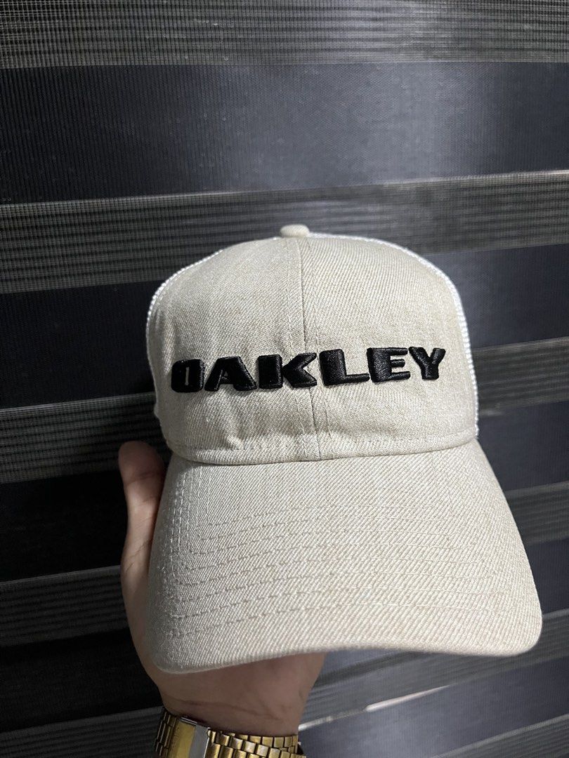 OAKLEY X NEW ERA CREAM (Category: Caps & Hats) located in Iloilo. Submitted by thrift2cali (Listing ID 1465172159, Image 3). Description: OAKLEY COLLAB NEW ERA TRUCKER ISSUE : CHANGE NYO NLANG YUNG STRAP COLOR RATE : 9.8 / 10 .