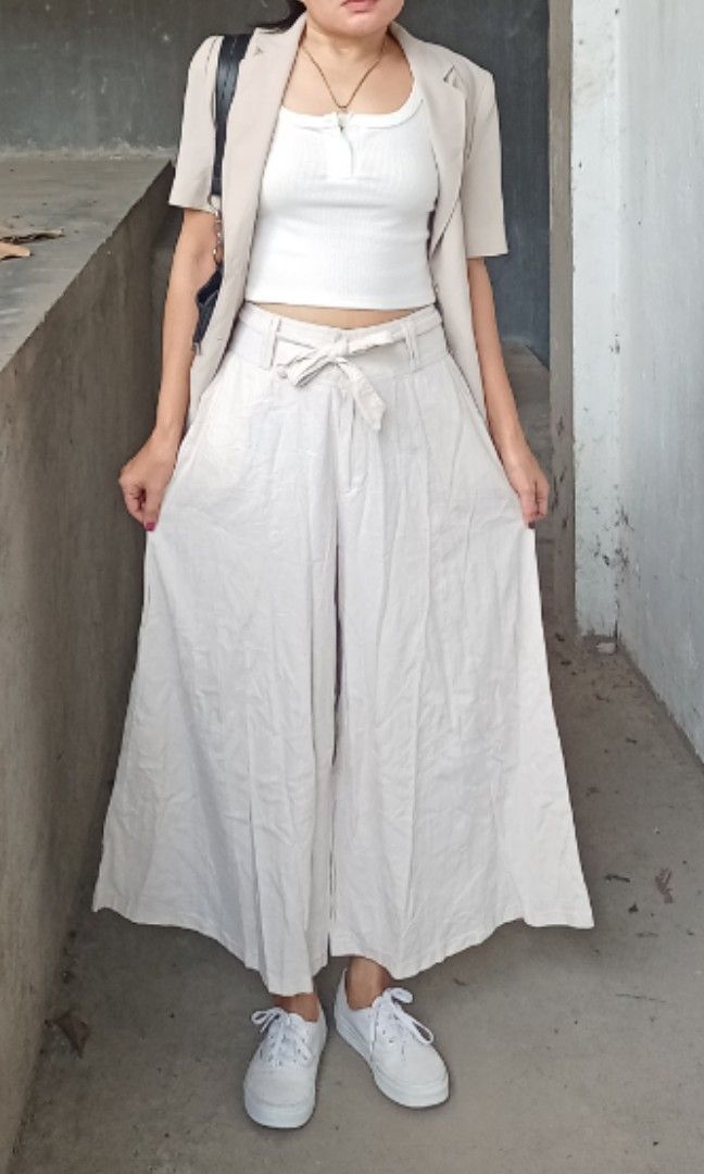 Oat Linen Highwaist wide squarepants (Category: Dresses) located in Davao. Submitted by kannikasok1987 (Listing ID 1465214525, Image 2). Description: Wd side pocket Waist 28-32 (adjustable tie) Hips 44 L 35 mall quality.