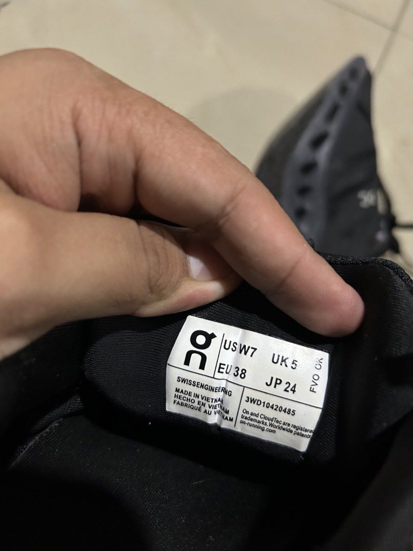 On Cloud (Category: Sneakers) located in Cebu City. Submitted by cyrilk1cks (Listing ID 1465252681, Image 1). Description: .