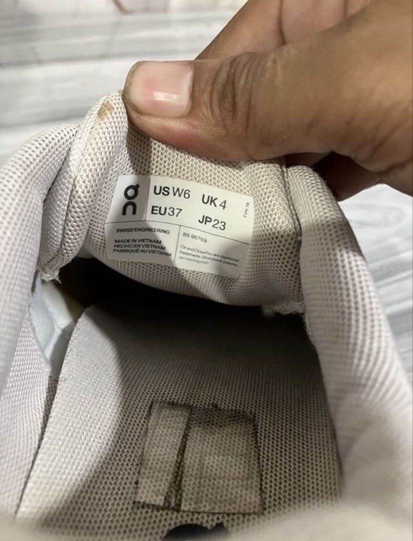 On Cloud 6 Running (Category: Sneakers) located in Las Pinas. Submitted by deepsouthe (Listing ID 1465215525, Image 2). Description: On Cloud 6 Running W6, 4uk, 37eu, 23cm Well used yet in good condition Legit pair Php2199 plus sf (nego) Las Pinas area.
