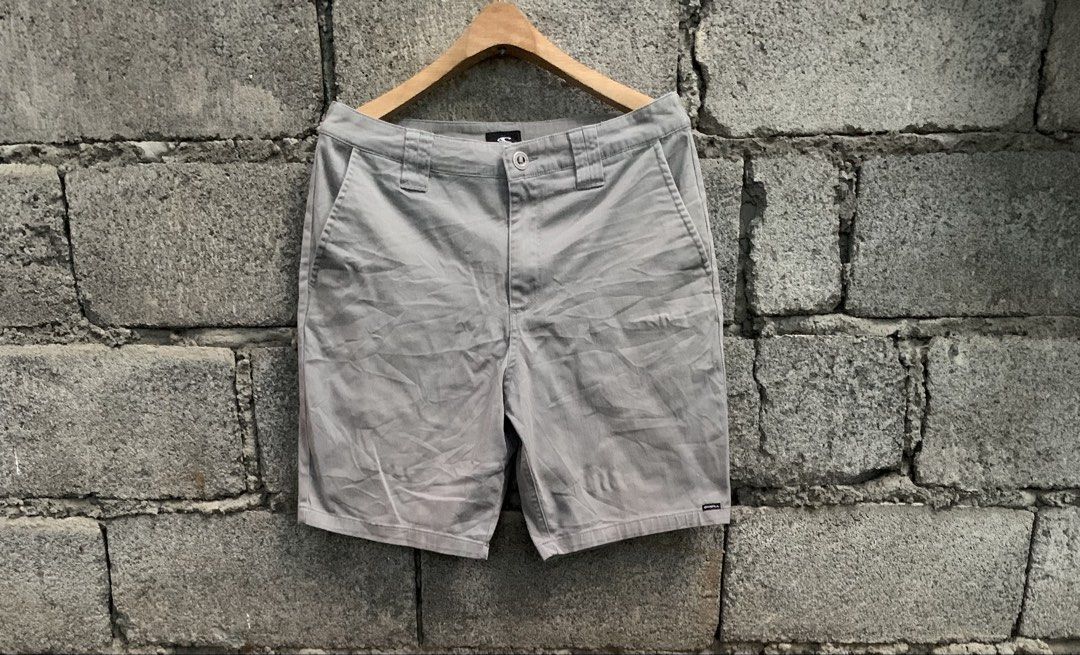 Oneill walk short (Category: Chinos) located in Bombon. Submitted by thriftkolang20 (Listing ID 1465325227, Image 1). Description: No issue Size 32 Length 20 9.7/10 color rate Excellent condition Color: gray/light gray .