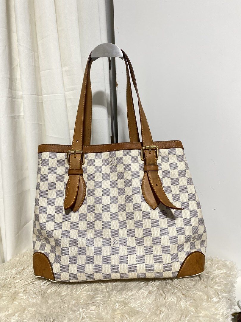 Orig lv azure (Category: Luxury Accessories) located in Tagum. Submitted by amarasluxbag (Listing ID 1465355808, Image 3). Description: With flaws sa corners May dirt sa loob Super tibay pa nmn Sign of use .