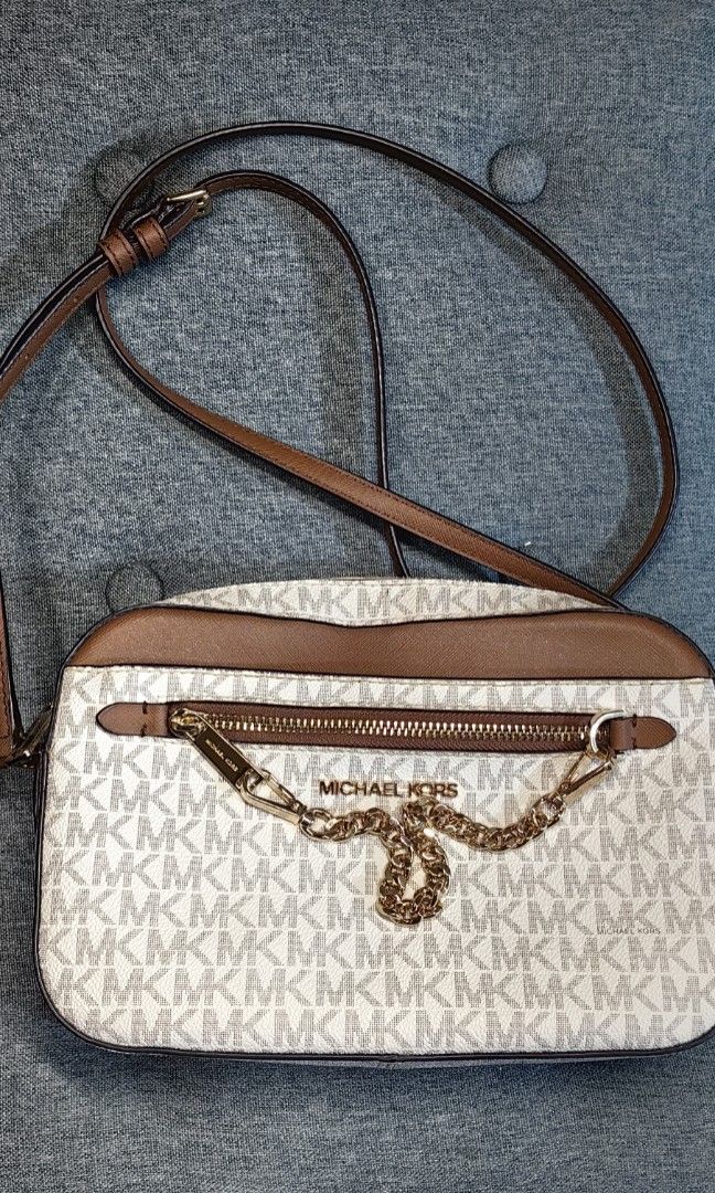 Original Michael Kors Crossbody Bag (Category: Cross-body Bags) located in San Pedro. Submitted by chichingscloset (Listing ID 1465259519, Image 1). Description: Original bought in USA No issues No flaws In very good condition Loc. San Pedro, Laguna.