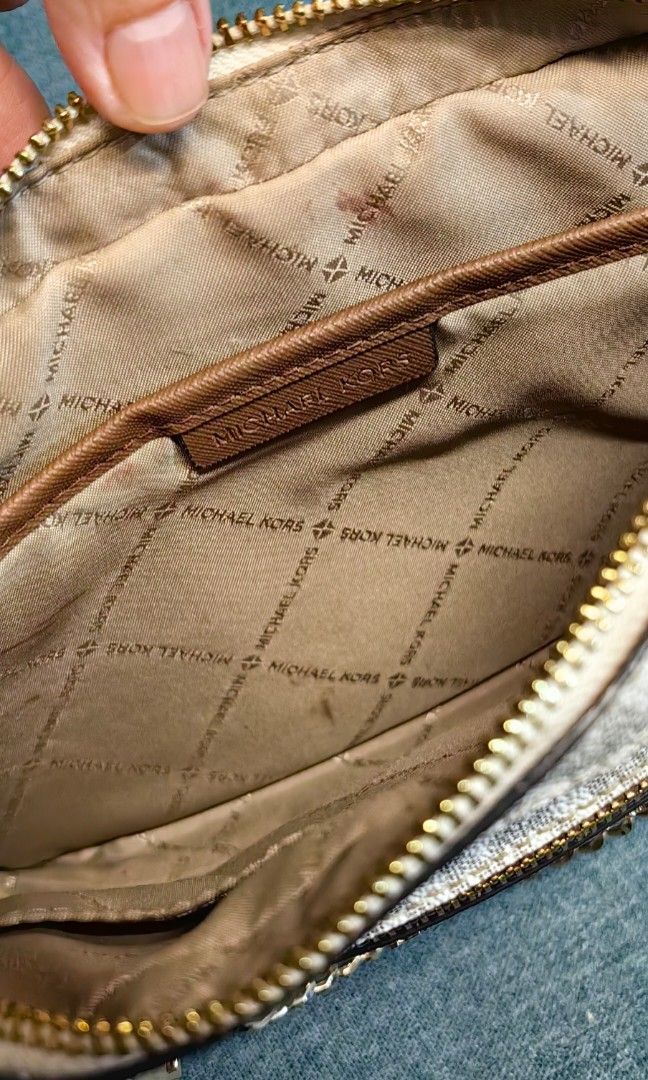 Original Michael Kors Crossbody Bag (Category: Cross-body Bags) located in San Pedro. Submitted by chichingscloset (Listing ID 1465259519, Image 3). Description: Original bought in USA No issues No flaws In very good condition Loc. San Pedro, Laguna.
