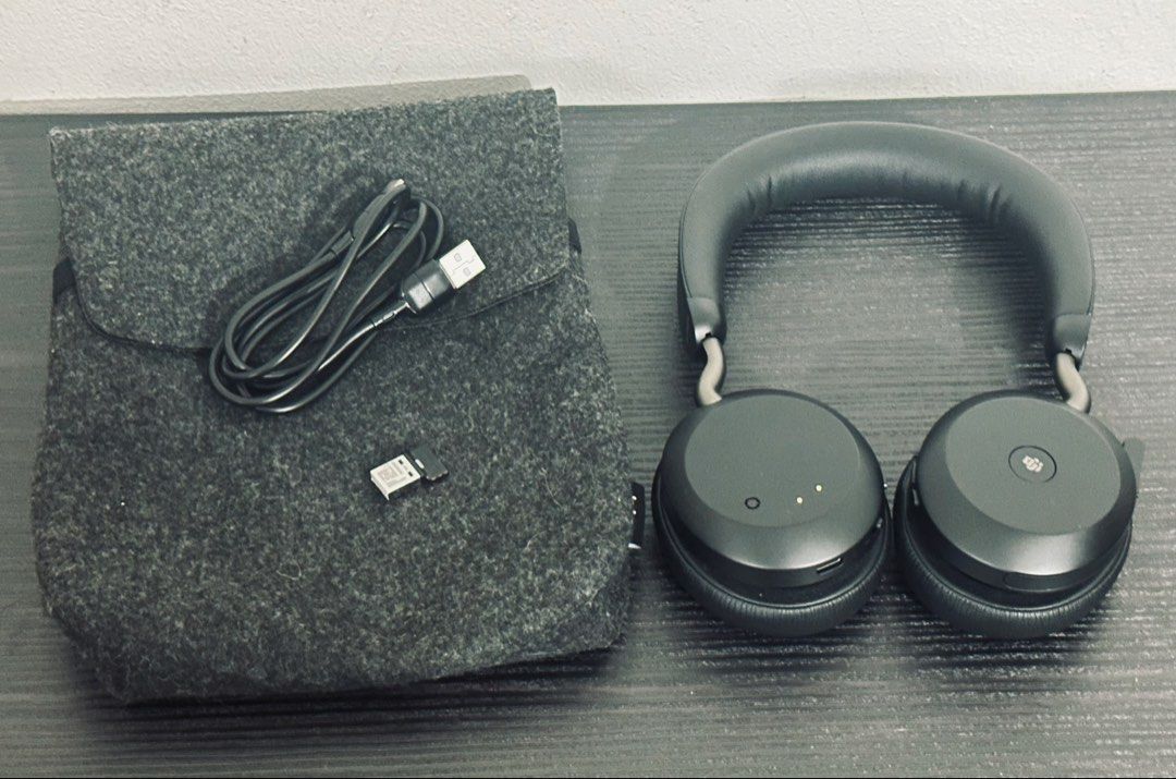 ORIGNAL JABRA EVOLVE2 75 (Category: Headphones & Headsets) located in Quezon City. Submitted by JFIEL21 (Listing ID 1463987395, Image 1). Description: Original Jabra Evolve2 75 PRICE: P7,999 AUTOPASS TO LOW BALLERS ✅Good as new ✅Guaranteed good condition ✅Wireless using dongle or via bluetooth ✅With Active noise cancellation ✅ Battery life up to 24 hours talk time Package comes with ▫️Headset ▫️Dongle ▫️USB Type C charging cord ▫️Jabra pouch Meet