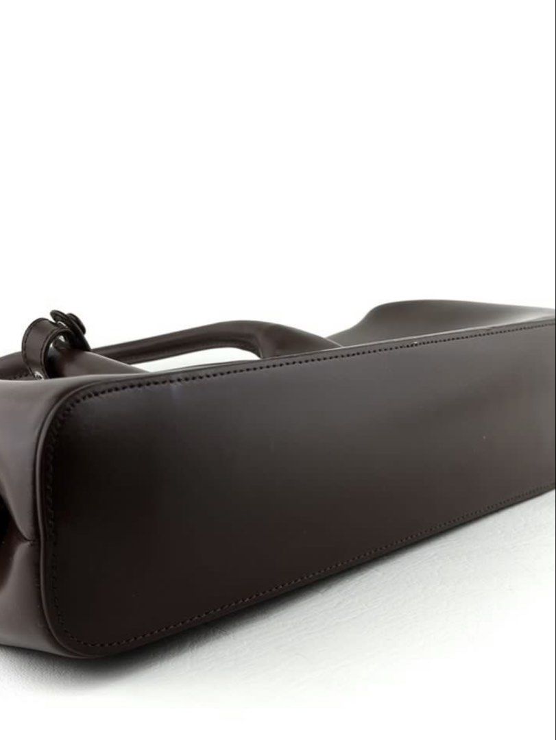Osoi Boat bag (Category: Luxury Bags & Wallets) located in Imus. Submitted by kenzzystash (Listing ID 1465228624, Image 3). Description: Minimal rubber lining cracks on the inner corner of the strap.