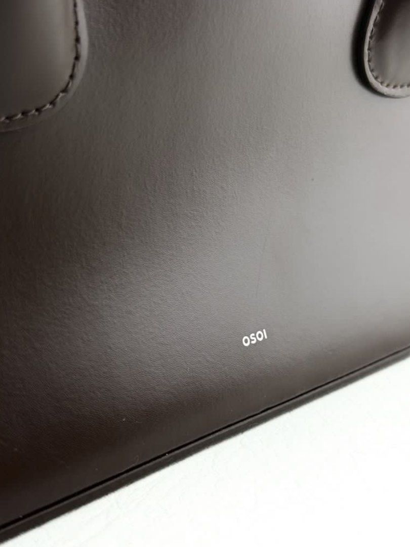 Osoi Boat bag (Category: Luxury Bags & Wallets) located in Imus. Submitted by kenzzystash (Listing ID 1465228624, Image 2). Description: Minimal rubber lining cracks on the inner corner of the strap.