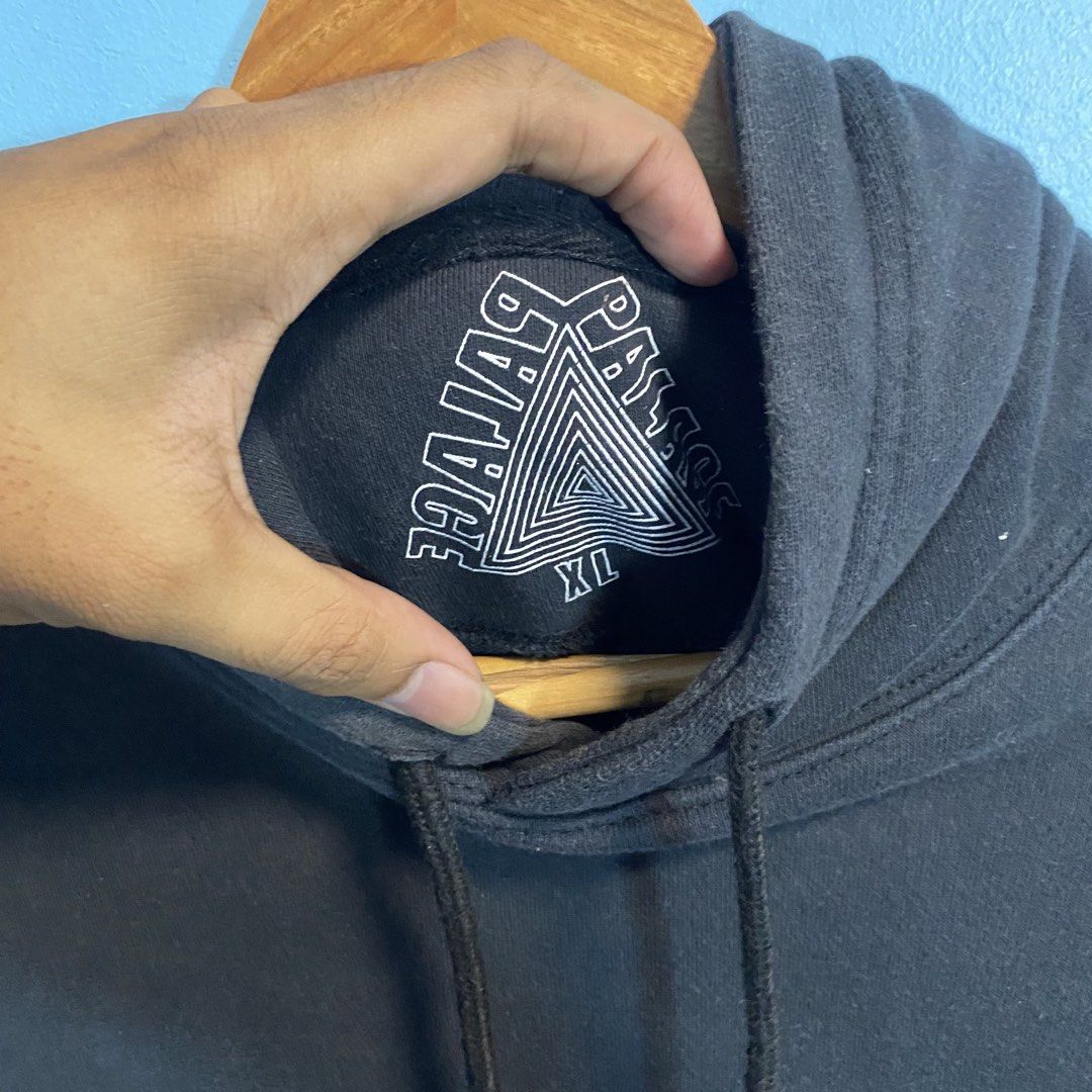 Palace tri flect hoodie (Category: Hoodies) located in Santo Tomas. Submitted by niftynook_22 (Listing ID 1465180076, Image 3). Description: Excellent condition .