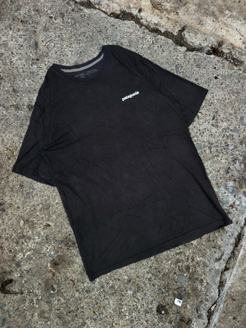 Patagonia (Category: Tshirts & Polo Shirts ) located in Trento. Submitted by renanteblanco113 (Listing ID 1465253405, Image 1). Description: Patagonia (Ink Black Color way) Dimes: 21x28 Excellent condition Color rate: 9.5/10 "color may vary due to lighting outdoor" Issue: need wash.