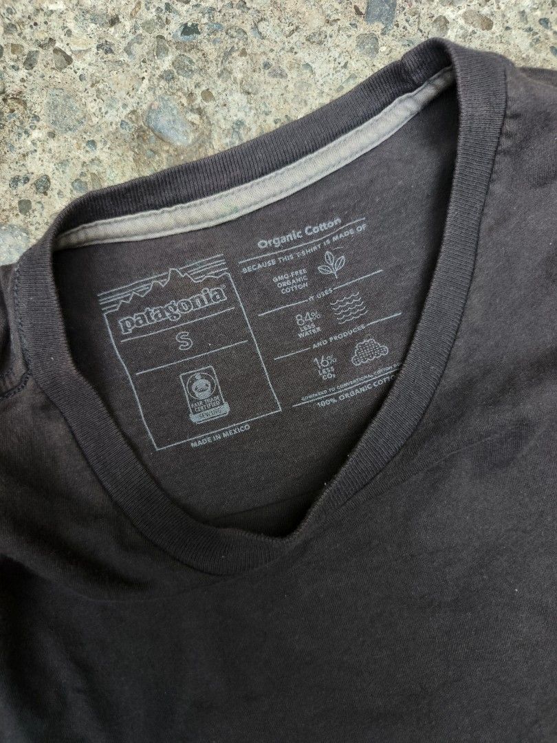 Patagonia (Category: Tshirts & Polo Shirts ) located in Trento. Submitted by renanteblanco113 (Listing ID 1465253405, Image 3). Description: Patagonia (Ink Black Color way) Dimes: 21x28 Excellent condition Color rate: 9.5/10 "color may vary due to lighting outdoor" Issue: need wash.