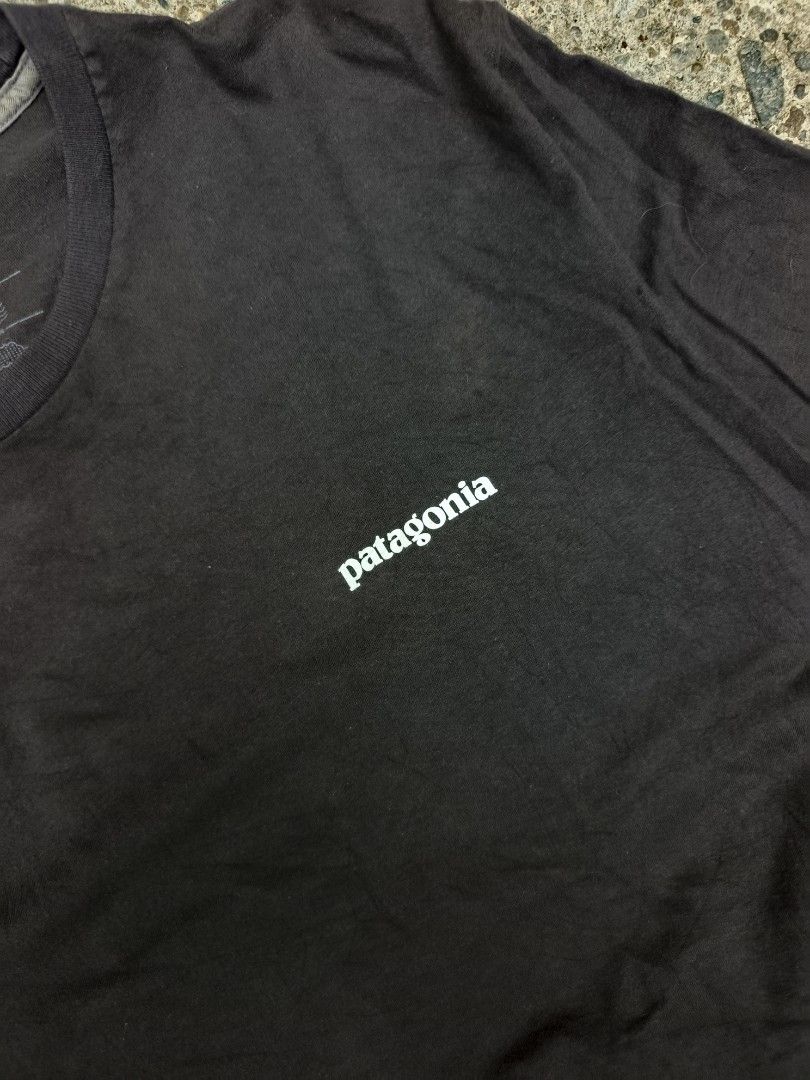 Patagonia (Category: Tshirts & Polo Shirts ) located in Trento. Submitted by renanteblanco113 (Listing ID 1465253405, Image 2). Description: Patagonia (Ink Black Color way) Dimes: 21x28 Excellent condition Color rate: 9.5/10 "color may vary due to lighting outdoor" Issue: need wash.