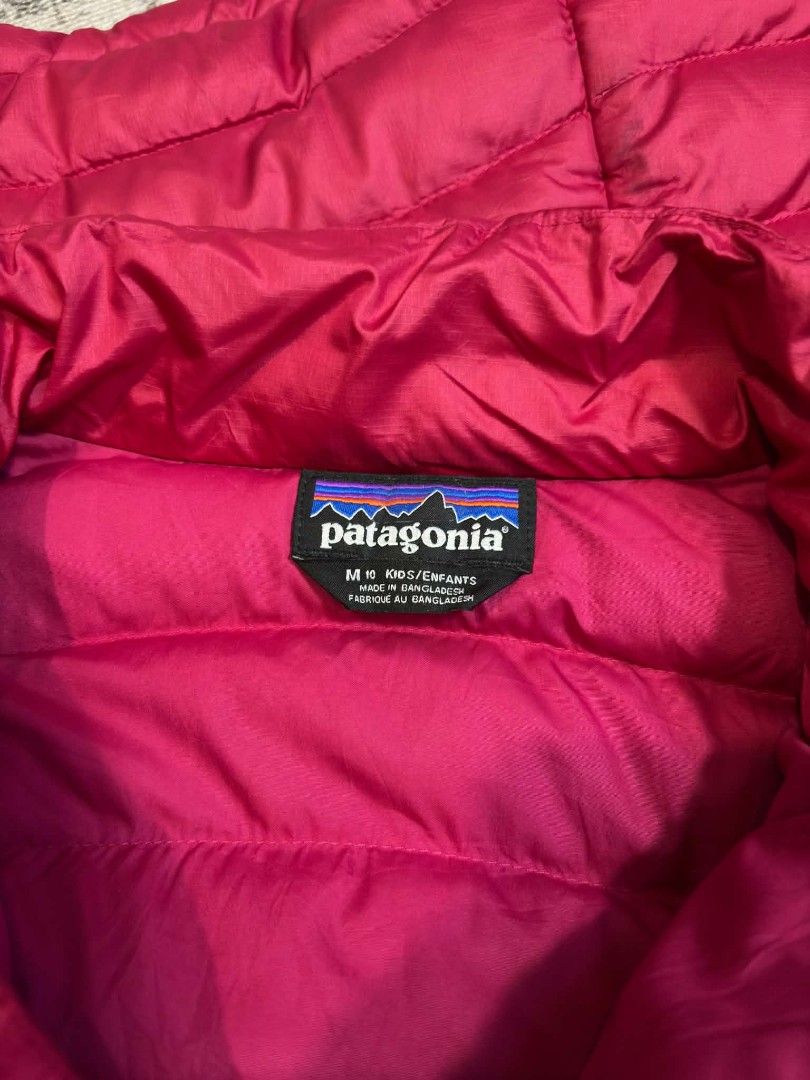 Patagonia Kids Down Sweater Jacket (Category: Babies & Kids Fashion) located in Baguio. Submitted by krizzairene (Listing ID 1465171546, Image 3). Description: -Insulated -Lightweight -Water Repellent Tagged: 10 Yrs Old Kid Actual Measurement: -17" Width X 22" Length -Fits 10-12 Yrs Old -Excellent condition,no issue .
