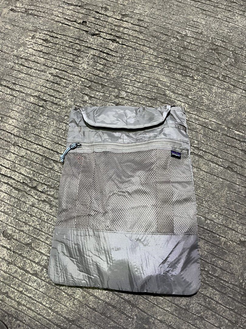 Patagonia Refugio padded laptop (Category: Belt bags, Clutches and Pouches) located in City of Isabela. Submitted by ibzagga (Listing ID 1465363102, Image 1). Description: Good asnew dm me Patagonia Refugio padded laptop.