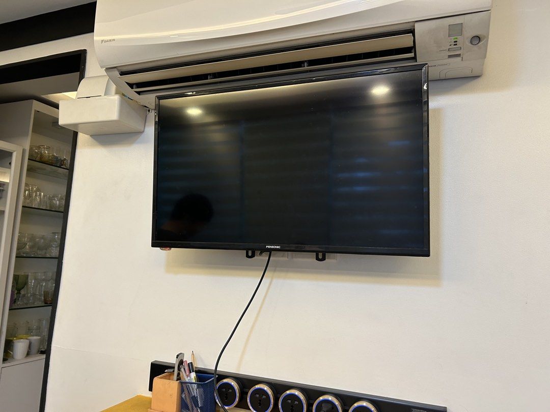 Pensonic TV basic LED flat screen television (Category: TV) located in Quezon City. Submitted by ccr26 (Listing ID 1465305183, Image 3). Description: 3 UNITS AVAILABLE, 3000 EACH - Brand/Model: Pensonic Flat Screen TV - Design: Sleek black bezel frame - Condition: Clean screen, fully functional with attached power cord - Setup: Currently wall-mounted - Fulfillment: Ready for viewing and pickup No stand, comes with remote, and wall mount. Rarely u