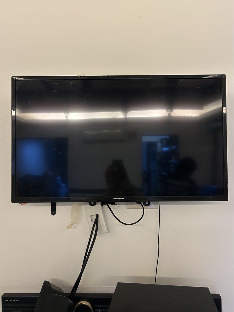 Pensonic TV basic LED flat screen television (Category: TV) located in Quezon City. Submitted by ccr26 (Listing ID 1465305183, Image 2). Description: 3 UNITS AVAILABLE, 3000 EACH - Brand/Model: Pensonic Flat Screen TV - Design: Sleek black bezel frame - Condition: Clean screen, fully functional with attached power cord - Setup: Currently wall-mounted - Fulfillment: Ready for viewing and pickup No stand, comes with remote, and wall mount. Rarely u